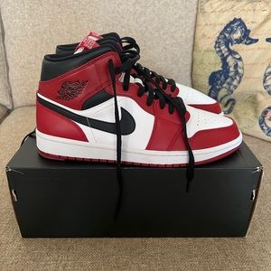 Jordan 1 mid
